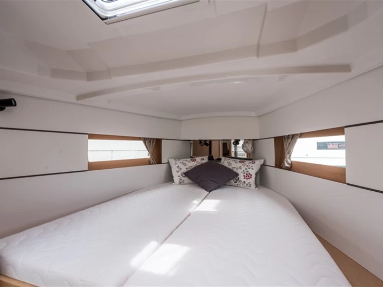 Bénéteau Oceanis 38.1 a louer à Komolac