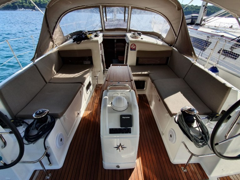 Louez un Jeanneau Sun Odyssey 440 à Pomer