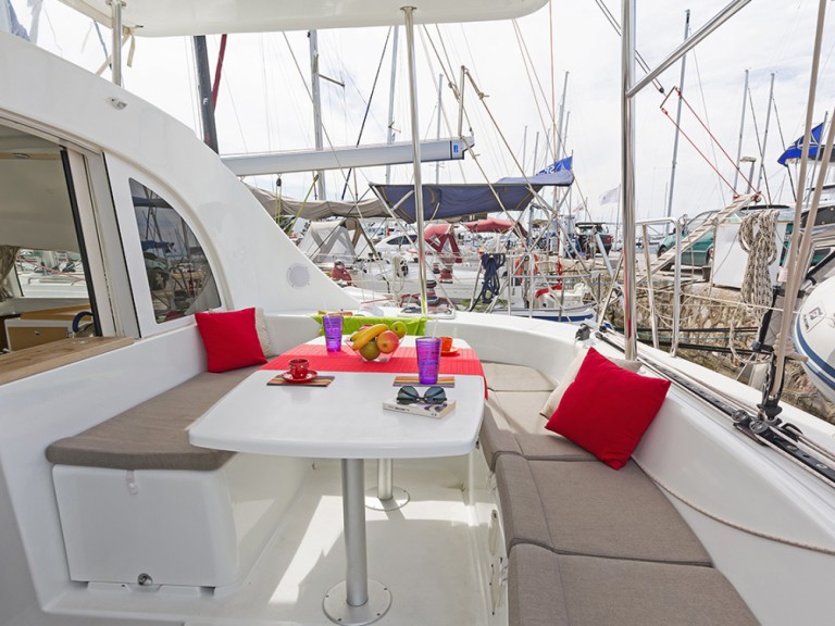 Louer Catamaran avec ou sans skipper Lagoon à Álimos