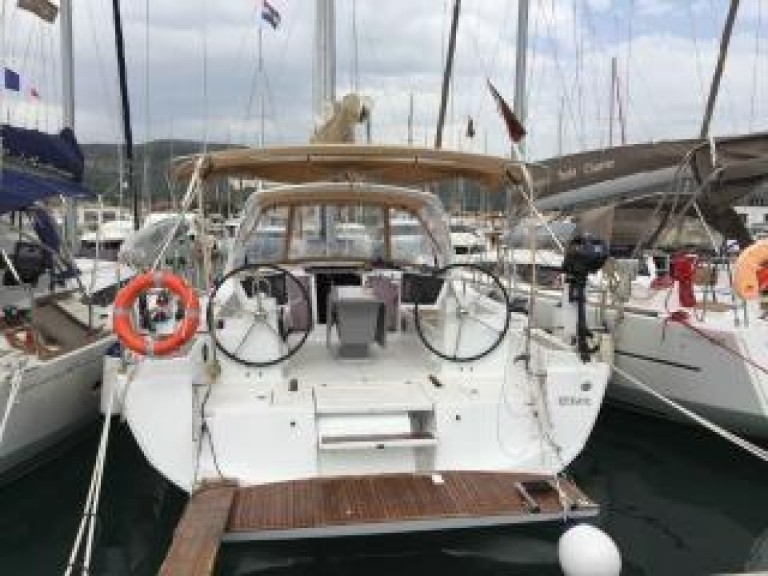 Louez un Bénéteau Oceanis 41.1 à Komolac