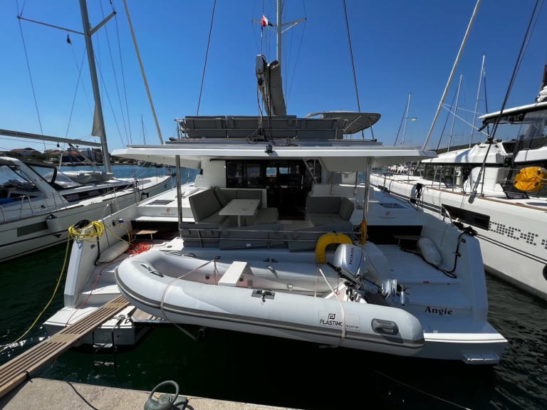 Catamaran à louer à Sukošan au meilleur prix