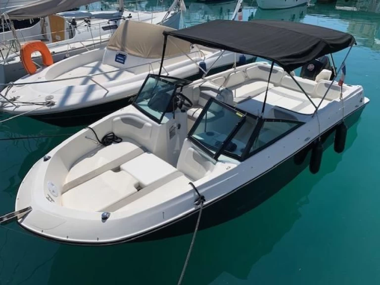 Bateau à moteur à louer à Juan-les-Pins au meilleur prix