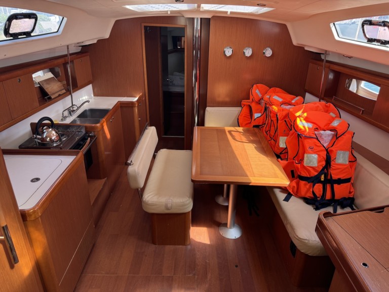 Louez un Bénéteau Oceanis 43 à Sukošan