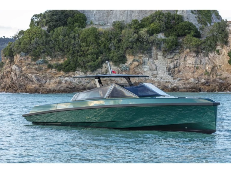Bateau à moteur à louer à Órmos Bay au meilleur prix