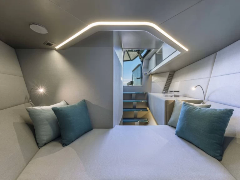 Bateau à moteur à louer à Órmos Bay au meilleur prix