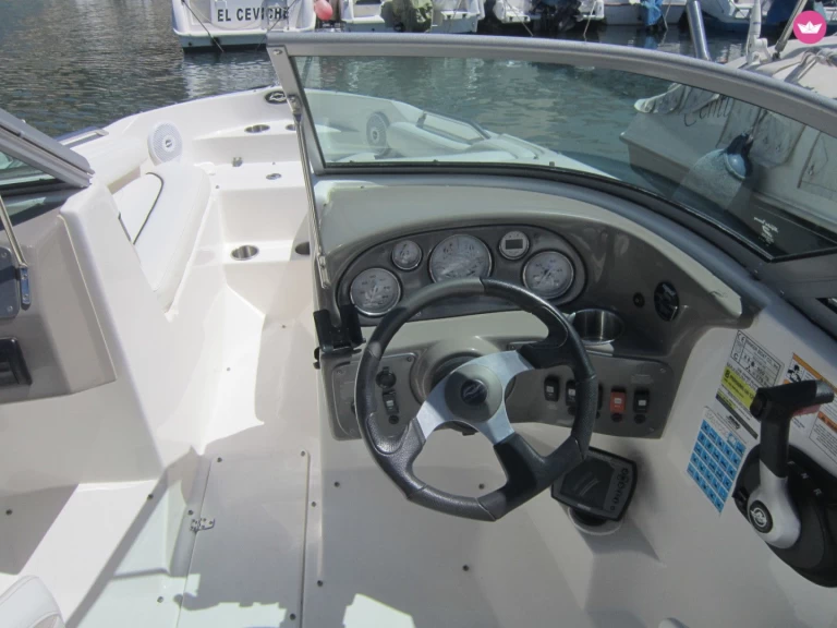 Location Bateau à moteur Rinker avec permis