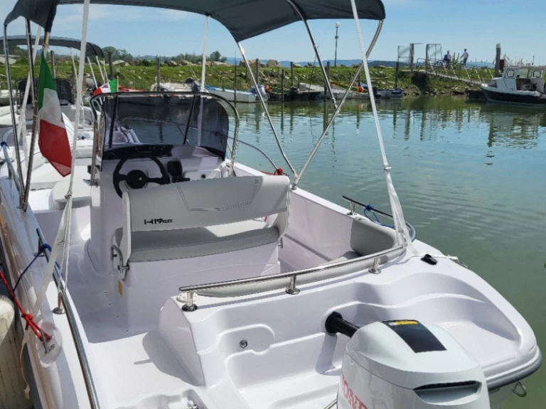 Location Bateau à moteur à Tuoro sul Trasimeno - Ranieri Ranieri 4XC H19CC