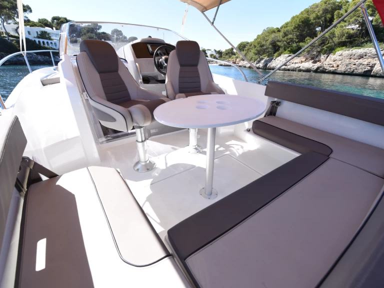 Louez un Jeanneau Cap Camarat 7.5 WA Serie 2 à Cala d'Or