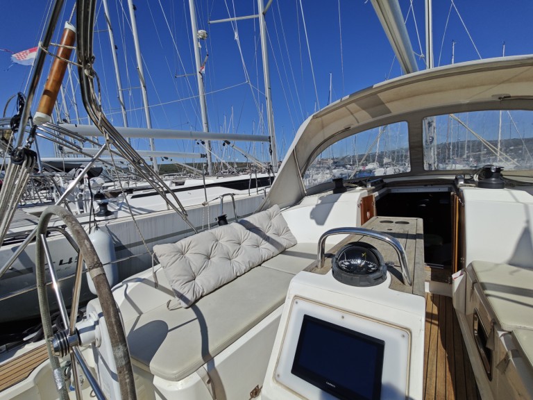 Louez un Bavaria Cruiser 37 à Punat