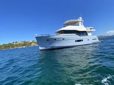 Rent a Luxury Yacht Outer Reef Trident 620 in Castillo de la