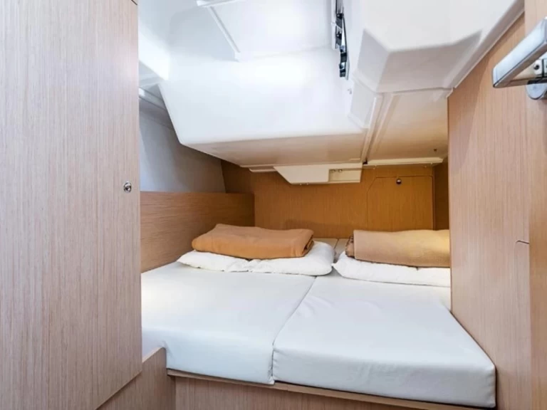 Bénéteau Oceanis 38 a louer à Empuriabrava