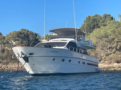 Hire Luxury Yacht Antago with a boat licence