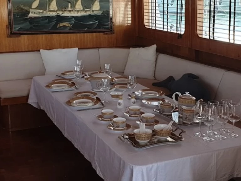 Yacht à louer à Agios Kosmas Marina au meilleur prix