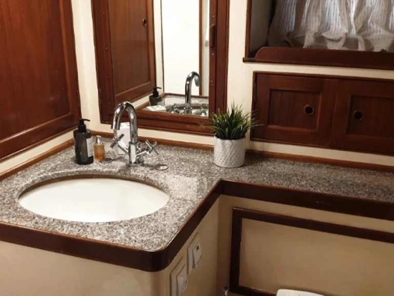 Grand Banks 	72 Aleutian RP a louer à Agios Kosmas Marina