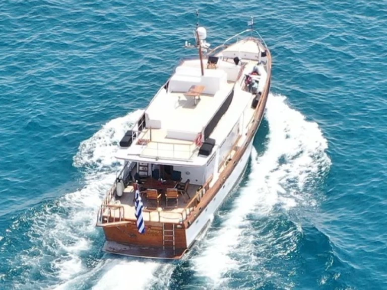 Yacht à louer à Agios Kosmas Marina au meilleur prix