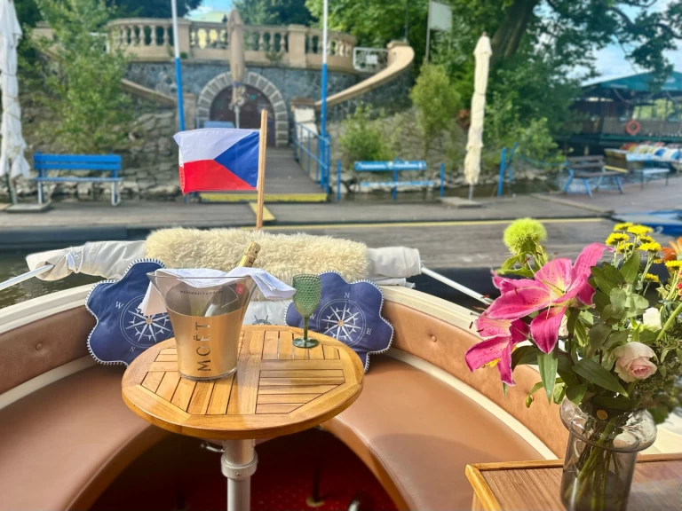 Location Bateau à moteur à Prague - Joda 7500