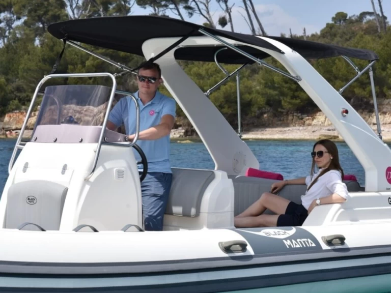Location Semi-rigide à Juan-les-Pins - Black Manta B7