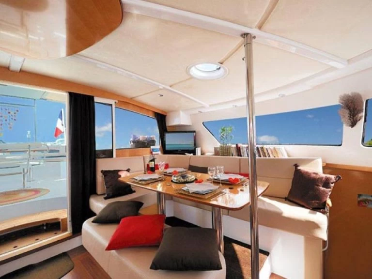 Louez un Fountaine Pajot Eleuthera 60 à Hyères