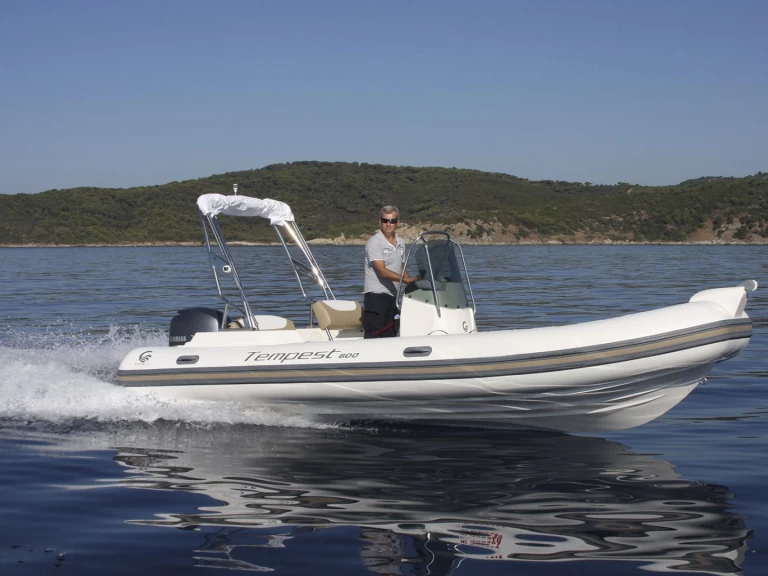 Location Semi-rigide à Port de Fort-de-France - Capelli Tempest 625 Easy