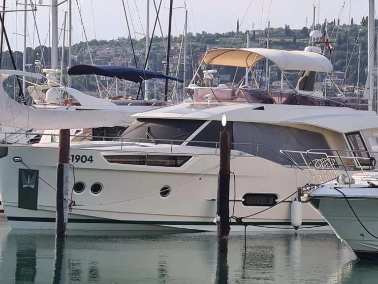Louez un Greenline Yachts Greenline 48 Fly à Portorož