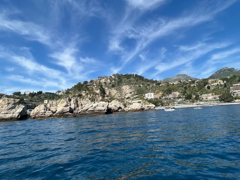 Bateau à moteur à louer à Giardini-Naxos au meilleur prix