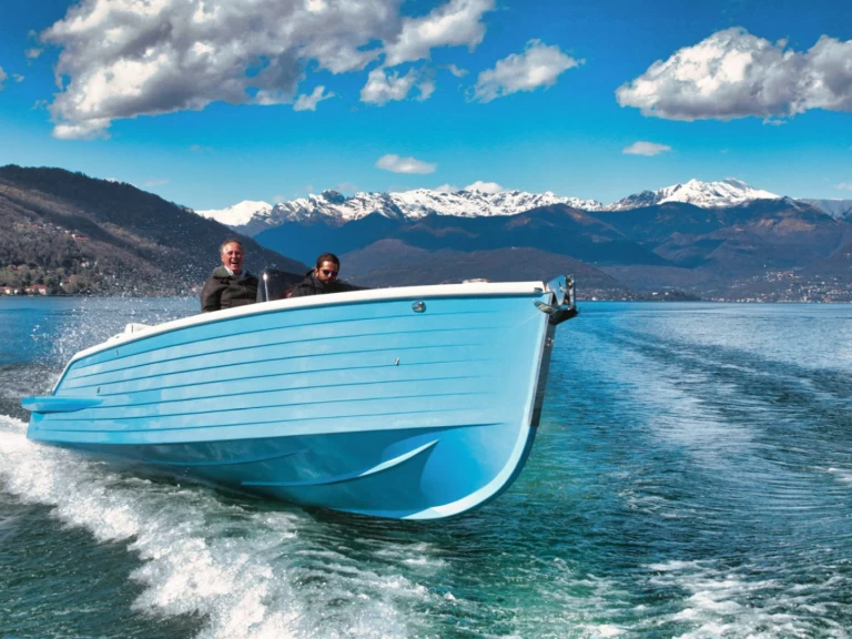 Bateau à moteur à louer à Giardini-Naxos au meilleur prix