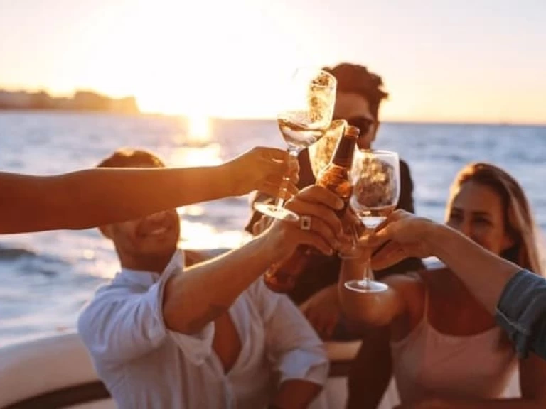 Bateau à moteur à louer à Puerto Deportivo de Marbella au meilleur prix