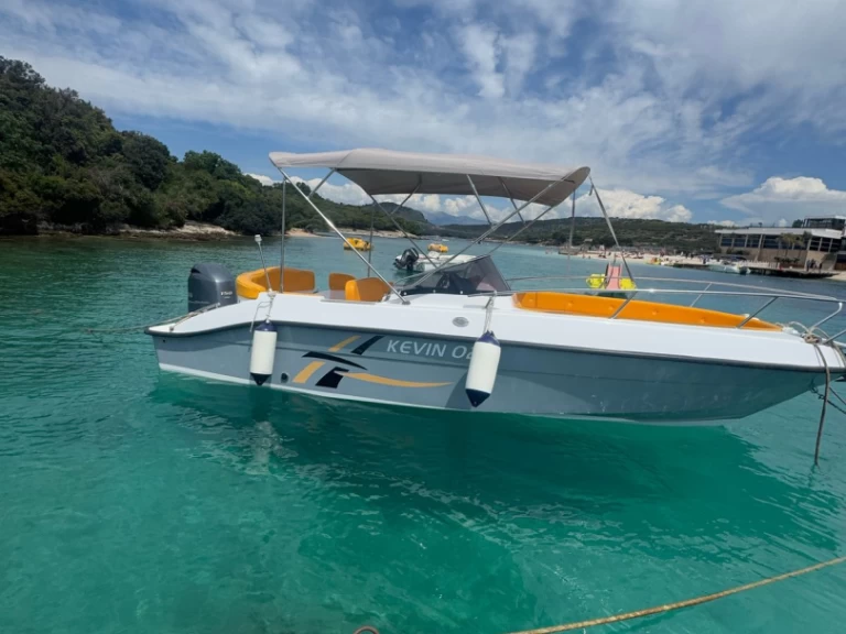 Bateau à moteur à louer à Ksamil au meilleur prix