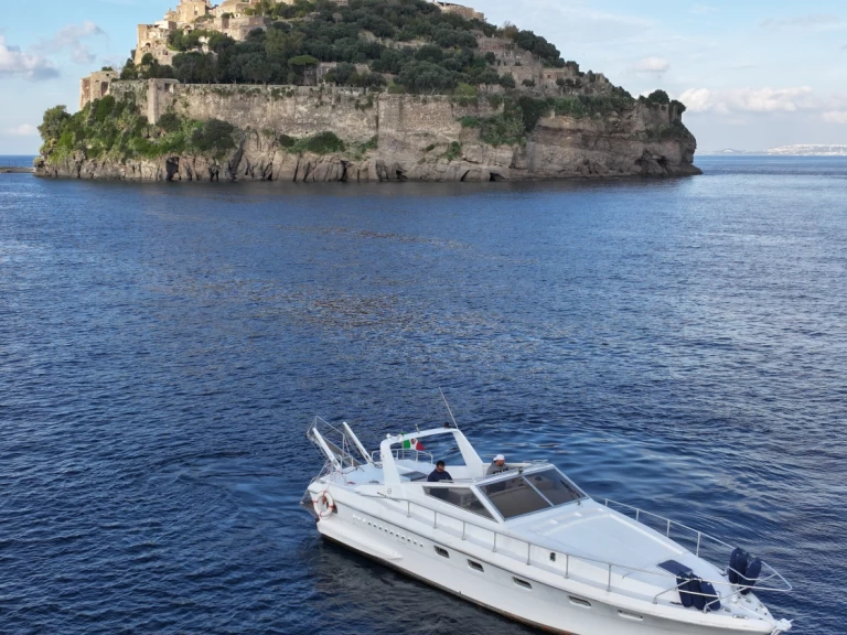 Bateau à moteur à louer à Ischia au meilleur prix