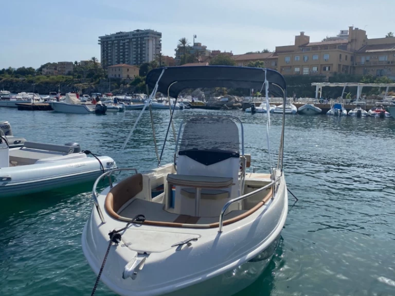Bateau à moteur à louer à Palerme au meilleur prix