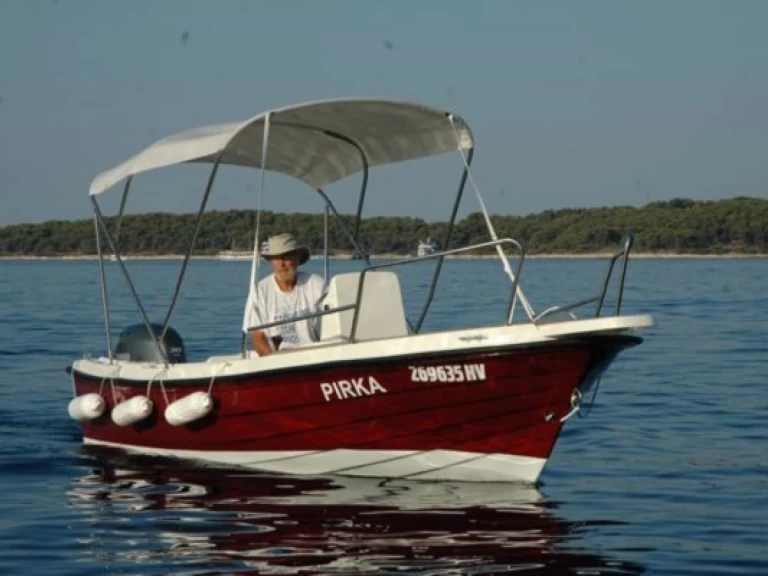 Louez un Nautica 500 à Hvar