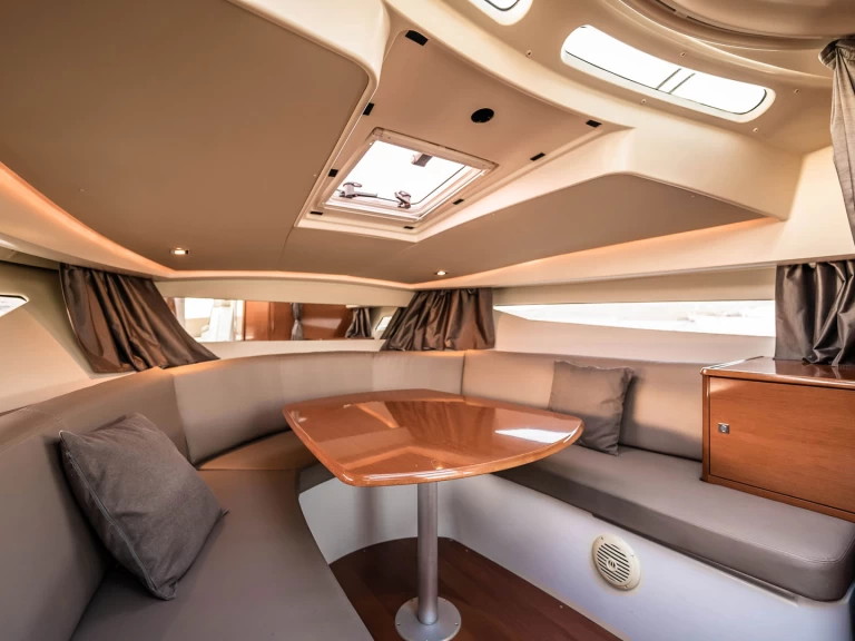 Louer Bateau à moteur avec ou sans skipper Jeanneau à Madeira Islands