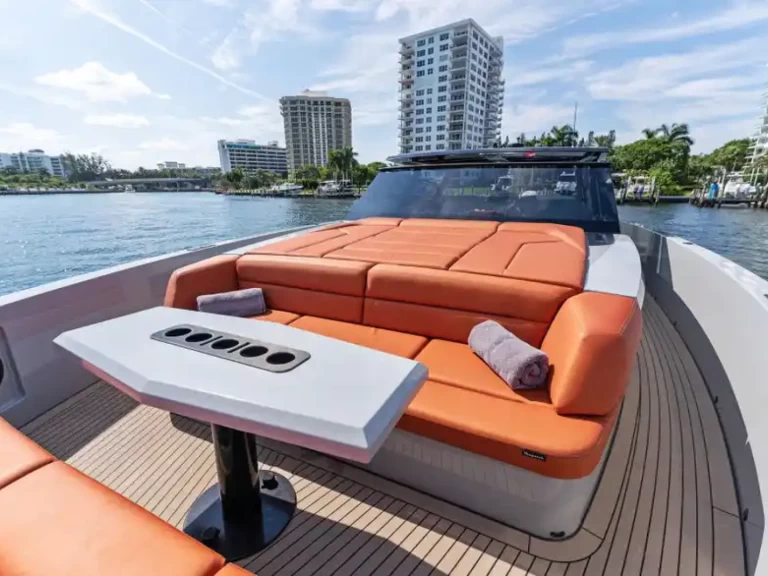 Vanquish 58 T-Top Eleven a louer à Port Cogolin