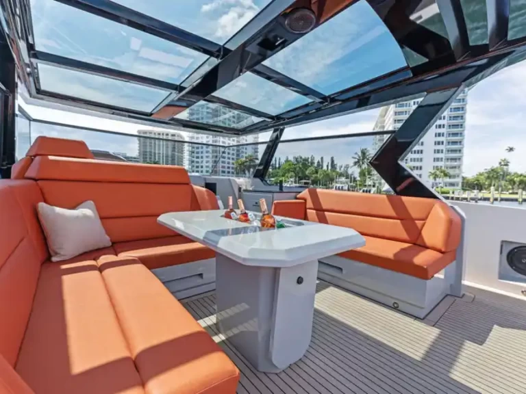 Louez un Vanquish 58 T-Top Eleven à Port Cogolin