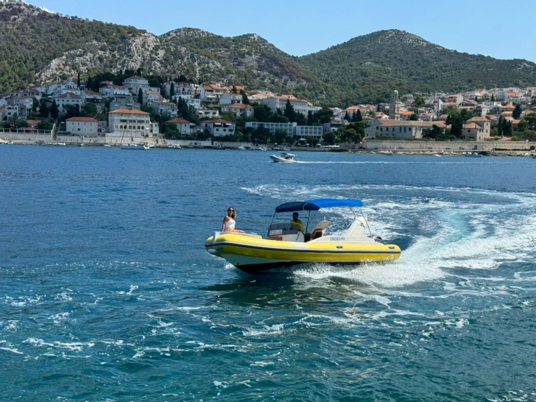 Louez un Solemar Aquamax F23 à Hvar