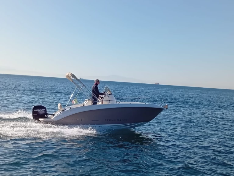 Bateau à moteur à louer à Salerne au meilleur prix