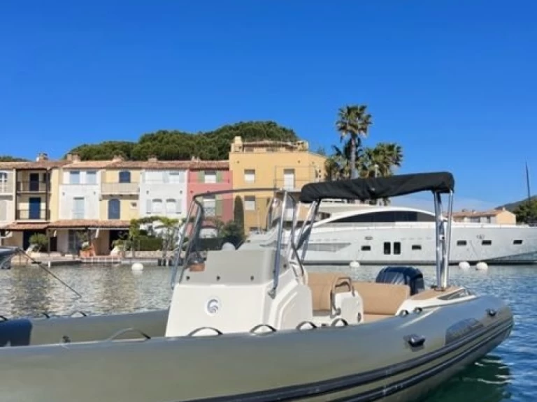 Semi-rigide à louer à Port Grimaud au meilleur prix