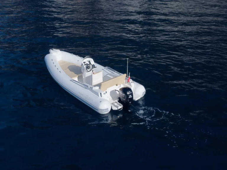 Semi-rigide à louer à Port de Salerne au meilleur prix