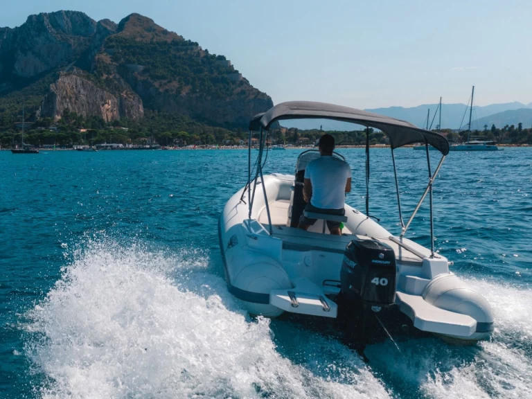 Louer Semi-rigide avec ou sans skipper Trimarchi à Palerme