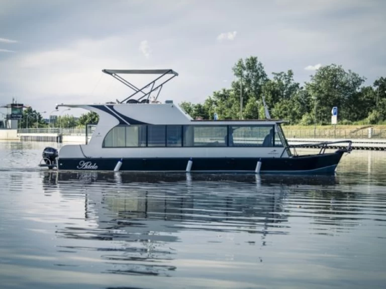 Bateau à moteur à louer à České Vrbné au meilleur prix