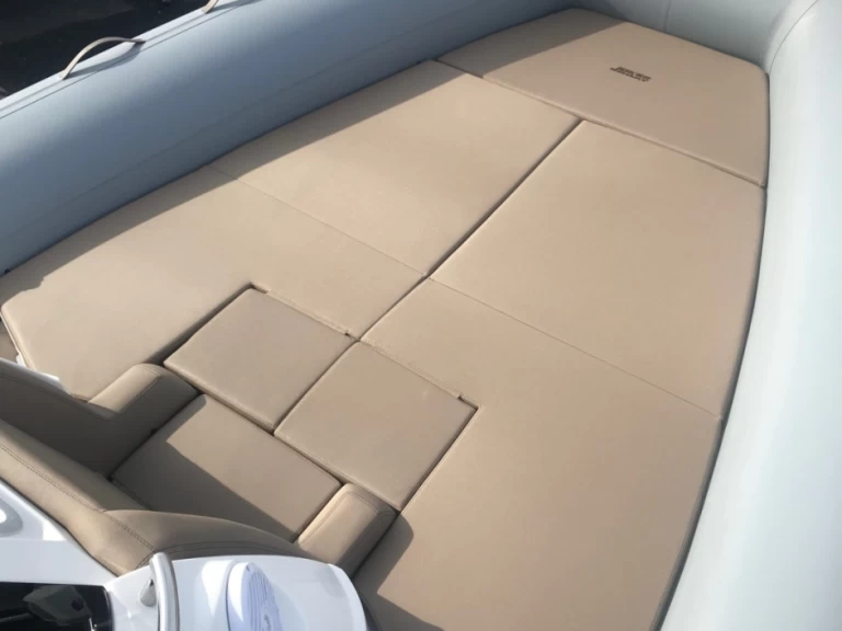 Semi-rigide à louer à Port du Lavandou au meilleur prix