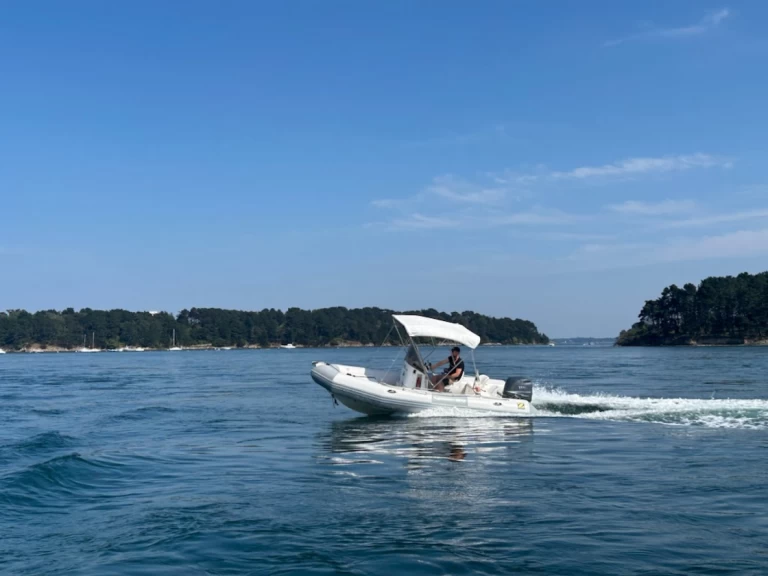 Louer Semi-rigide avec ou sans skipper Zodiac à Larmor-Baden