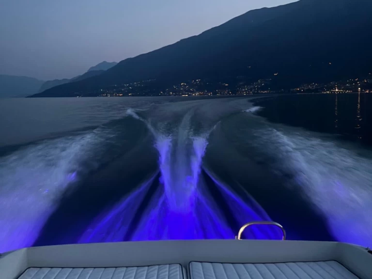 Louer Bateau à moteur avec ou sans skipper Airon à Colico