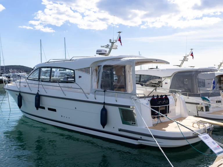 Bateau à moteur à louer à Split au meilleur prix