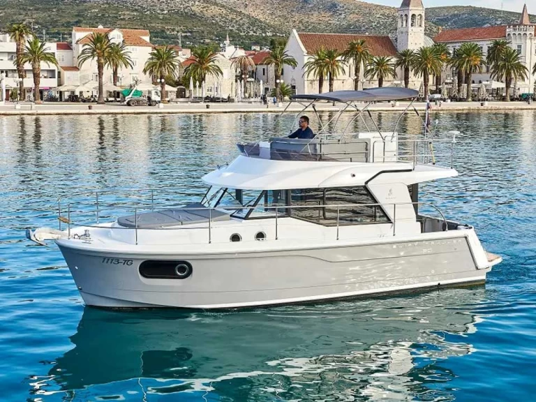 Louer Bateau à moteur avec ou sans skipper Bénéteau à Trogir