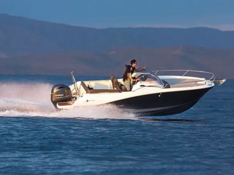 Louer Bateau à moteur avec ou sans skipper Jeanneau à Bastia Port