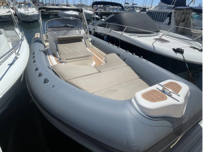 Semi-rigide à louer à Hyères au meilleur prix