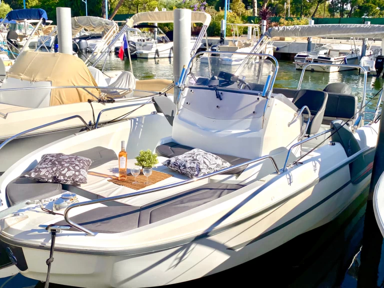 Bateau à moteur à louer à Monaco au meilleur prix