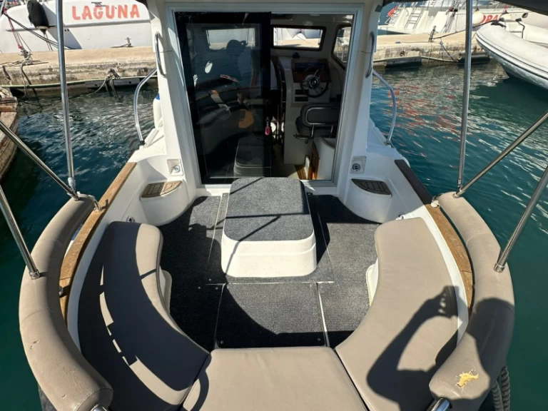 Bateau à moteur à louer à Budva au meilleur prix