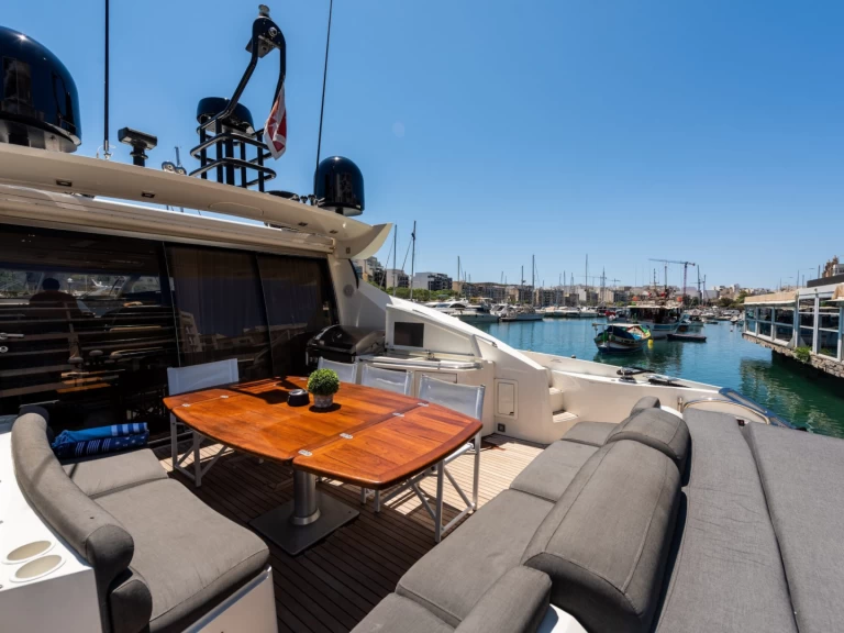 Location bateau Sunseeker Predator 72 à San Ġiljan sur Samboat
